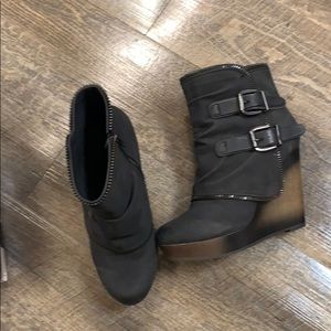 Wedge style boots